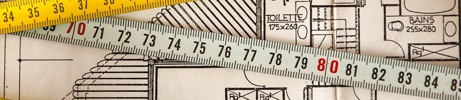 dessin de plan architecte avec mètre ruban de chantier